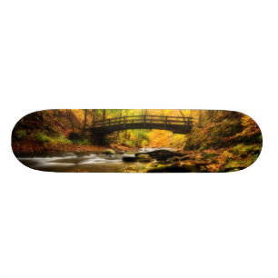 Skateboard Pont en bois et crique dans l'automne
