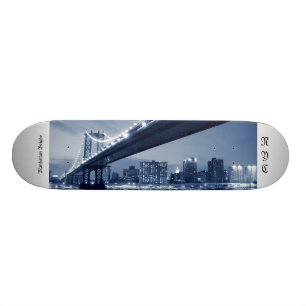 Skateboard Pont et horizon de Manhattan la nuit, NYC