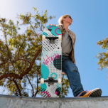 Skateboard Pop Art 90's Pateboard géométrique<br><div class="desc">Tableau de bord de conception géométrique des années quatre-vingt-dix personnalisable en peinture turquoise,  noir,  blanc et rose chaud.</div>