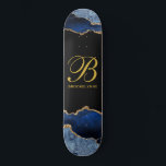 Skateboard Porte noire personnalisée pour fille<br><div class="desc">Monogramme d'or personnalisé sur noir avec arêtes de parties scintillant d'or d'agate noir bleu. Géode Abstrait</div>