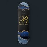 Skateboard Porte noire personnalisée pour fille<br><div class="desc">Monogramme d'or personnalisé sur noir avec arêtes de parties scintillant d'or d'agate noir bleu. Géode Abstrait</div>