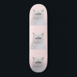 Skateboard Portrait de chat blanc Kitty blanc rose Fluffé mig<br><div class="desc">Ce design mignon et câliné est parfait pour les amateurs de chats chatons. Il comprend un chaton blanc et moelleux peint à la main avec les yeux bleu vif sur un simple arrière - plan rose vif. C'est un design animal moderne, adorable, artistique et tendance. ***REMARQUE IMPORTANTE DE CONCEPTION :...</div>