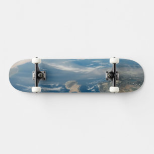 Skateboard Poussière Sur La Mer Méditerranée Et L'Île Chypre