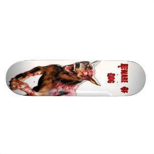 Skateboard prenez garde du chien