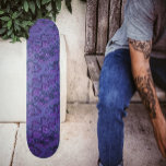 Skateboard Purple monopoly<br><div class="desc">Cette photo vibrante et numérisée,  modelée en formes géométriques et en lignes,  est colorée,  affichée en Royal-violet,  améthyste,  mauve,  bleu marine et noir.</div>