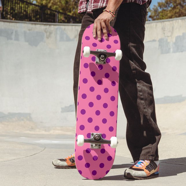 Skateboard Purple sur Pois rose Design Motif (Créateur téléchargé)