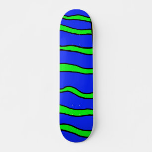 Skateboard rayé de bleu et de vert