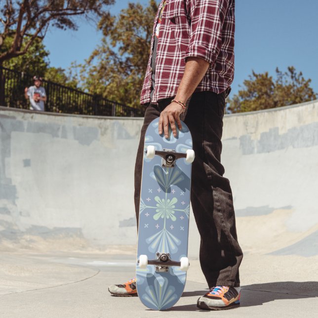 Skateboard Répétition abstraite florale bleu pastel (Extérieur 2)
