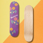 Skateboard Retro Daisy Bouquet Motif en Patinage Violet<br><div class="desc">Retro Daisy Bouquet Motif en Skateboard violet. Fleurs super,  girly,  sucrées et féminines design motif par Dreaming Cocoon. Personnalisez et ajoutez votre nom au plateau de skateboard. Un cadeau cool pour une fille spéciale comme vous !</div>