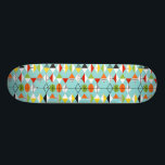 Skateboard Rétro planche à roulettes de motif de harlequin<br><div class="desc">Cette rétro planche à roulettes de motif de harlequin est style moderne de la moitié du siècle à son plus fin. Les caractéristiques de conception inspirées vintages qu'un arrière - plan d'aqua avec des rangées des formes triangulaires formant un harlequin modèlent. Les formes deux-modifiées la tonalité de diamant sont jaunes,...</div>
