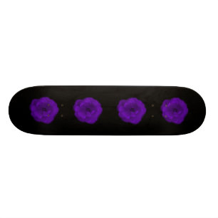 Skateboard Rose de pourpre. Fond noir