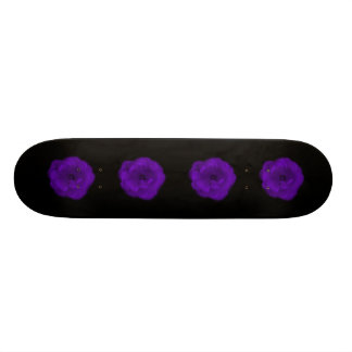 Skateboard Rose de pourpre. Fond noir