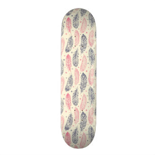 Skateboard Rose et motif ethnique pourpre de plume