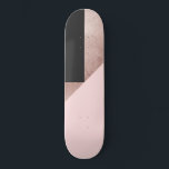 Skateboard Rose moderne Gold Noir Blush rose Géométrique<br><div class="desc">Cette motif élégante et chic conviendra parfaitement à une femme moderne. Il présente une feuille d'or rose imitation, un motif géométrique triangulaire en blocs de couleur noire et rose vif. Design, tendance, unique et tendance ! ***REMARQUE IMPORTANTE DE CONCEPTION : Pour les demandes personnalisées relatives aux changements de conception, y...</div>