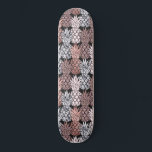 Skateboard Rose moderne Parties scintillant or rose Ananas Mo<br><div class="desc">Ce design élégant et moderne se marie entre des éléments d'été tropicaux et des éléments modernes chic. Il présente une parties scintillant brillante en or rose, une feuille d'or rose, du marbre noir et blanc et un motif de collage rose vif à ananas. Design, tendance, luxueux, glamour et chic !...</div>