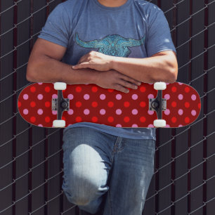 Skateboard Rouge et rose sur fond bordeaux à pois design