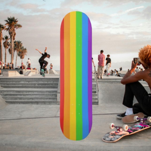 Skateboard Rouler avec fierté : Drapeau arc-en-ciel (Créateur téléchargé)