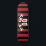 Skateboard Rugby noir et rouge Jersey Stripes Nom Numéro<br><div class="desc">Un sport personnalisé et un motif masculin pour les garçons et les garçons de votre famille.Ce design sportif est parfait pour tout athlète jouant au football ou au baseball. Un design audacieux et moderne avec une zone pour texte customisé ou monogramme. Si vous devez ajuster l'illustration ou modifier la police,...</div>