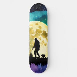 Skateboard Sasquatch et ours marchant sur la montagne