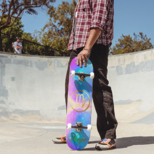Skateboard SIGNE Zodiac Virgo Gold sur Arrière - plan coloré 