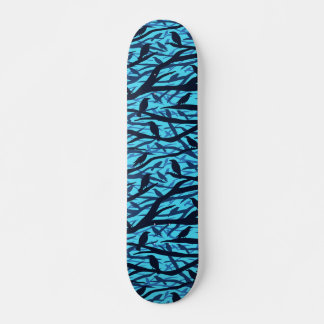 Skateboard Silhouette arborée avec oiseaux