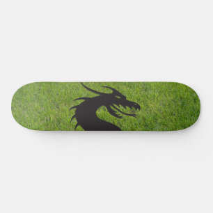 Skateboard silhouette de dragon, avec herbe dans le arrière
