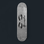 Skateboard Silver Glitter Sparkle Eyelashes Monogram<br><div class="desc">Argent Faux Parties scintillant à étincelle métallique broyée Monogramme en métal brossé Nom et cils initiaux (cils), Extensions Eyelash et Eyes Skateboard. Cela rend le cadeau parfait pour 16 ans, mariage, douche nuptiale, anniversaire, baby shower ou bachelorette cadeau pour quelqu'un décorant sa chambre dans le style cool de tendance.</div>