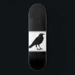 Skateboard Skate noir corbeau noir<br><div class="desc">Un noir gothique illustré,  corbeau sur skateboard noir.</div>