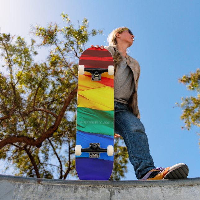 Skateboard SlipperyJoe's drapeau gay pride agitant des couleu (Extérieur 1)