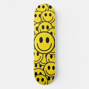 Skateboard Smilie font face à la planche à roulettes de