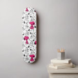 Skateboard Snoopy Black & Magenta Motif<br><div class="desc">Jetez un oeil à ce design super mignon avec Snoopy dans un motif noir et magenta.</div>