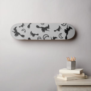 Skateboard Sorcière volante entre la moitié de la lune à Hall