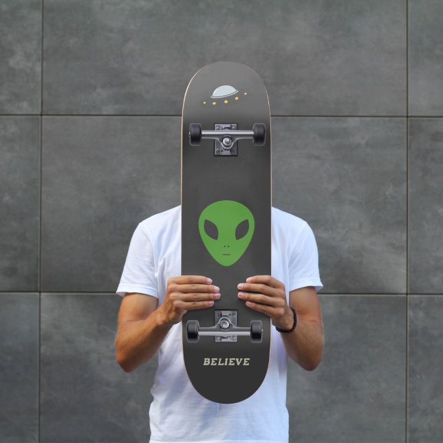 Skateboard Soucoupe volante et planche à roulettes Alien vert (Flying Saucer & Green Alien Skateboard)