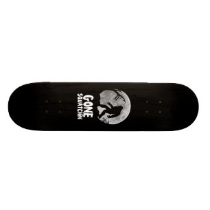 Skateboard Squatchin allé avec la lune et la silhouette