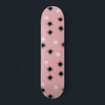 Skateboard Starbursts Rose Atomique Planche De Patinage<br><div class="desc">Ce Deck Atomic Pink Starbursts Skateboard Deck a tout le plaisir moderne du milieu du siècle de la cuisine de votre grand-mère, moins le linoléum collant. Le design kitschy est composé d'un arrière - plan rose avec des taches d'or et des starbursts placés aléatoirement en noir et deux nuances de...</div>