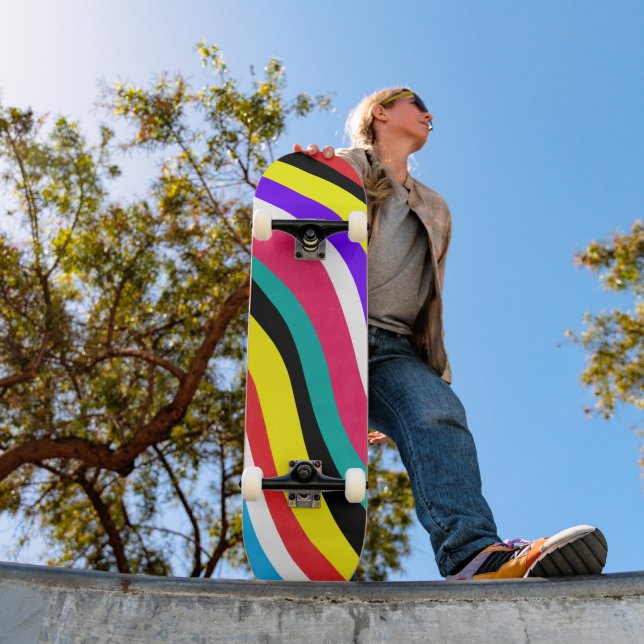 Skateboard Stripes multicouleurs psychédéliques à ondes (Extérieur 1)