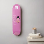 Skateboard Style japonais féminin avec Monogramme "Fleur"<br><div class="desc">Fille style japonais avec Monogramme "Fleur" 花 et nom. Faites-le vous-même en ajoutant votre texte. Pour accéder aux outils de montage avancés,  allez à "Personnaliser ce modèle" et cliquez sur "Détails",  faites défiler et appuyez sur le lien "cliquer pour customiser plus loin".</div>