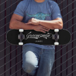 Skateboard Style noir typographie Groomsman<br><div class="desc">Stylish Black White Retro Typographie Vintage Groomsmen skateboard customisé</div>
