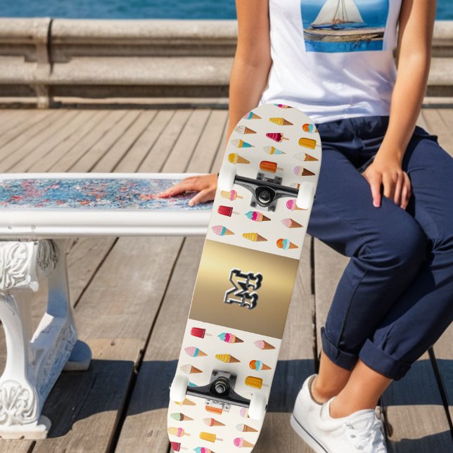 Skateboard Sucettes de Glace Monogrammées Amusement Rétro au  (A cool skateboard patterned with ice cream cones and lollies, with stylish monogram on faux gold)