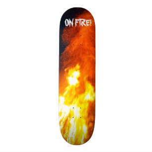 Skateboard Sur la planche à roulettes du feu