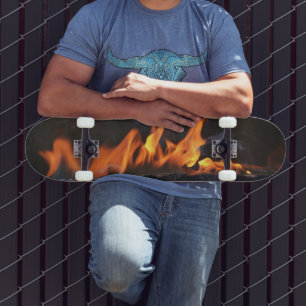 Skateboard Sur le pont de planche à roulettes Flammes chaudes
