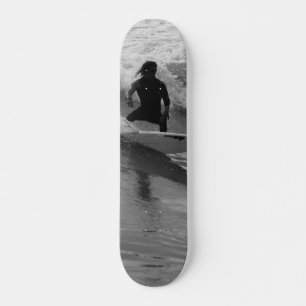 Skateboard Surfer En Niveaux De Gris Des Vagues