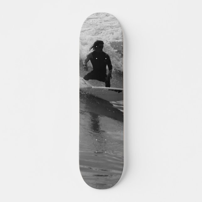 Skateboard Surfer En Niveaux De Gris Des Vagues (Devant)