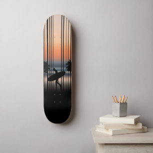 Skateboard Surfer Marcher Sur La Plage Au Coucher Du Soleil S