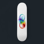 Skateboard Symbole d'infini avec plume arc-en-ciel<br><div class="desc">Symbole artistique à l'infini avec belle plume arc-en-ciel sur arrière - plan blanc. Style tatouage.</div>