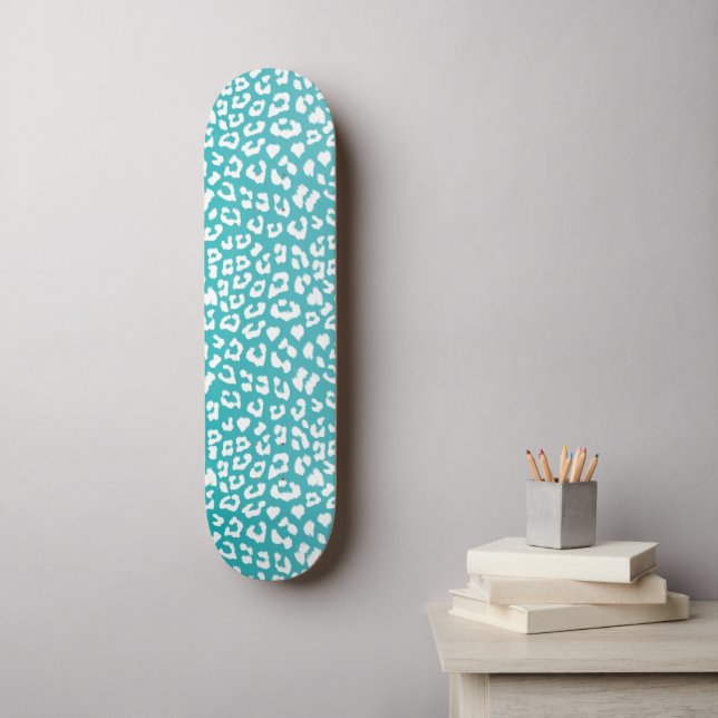 Skateboard Taches de léopard blanc chic sur turquoise (Art mural)