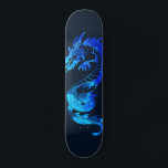 Skateboard Tatouage de dragon de glace bleu<br><div class="desc">une oeuvre de dragon décorative aux couleurs bleues qui semble être de la glace sur un skateboard.</div>
