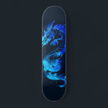 Skateboard Tatouage de dragon de glace bleu<br><div class="desc">une oeuvre de dragon décorative aux couleurs bleues qui semble être de la glace sur un skateboard.</div>