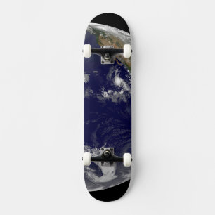 Skateboard Terre Avec Trois Cyclones Tropicaux Dans Le Pacifi