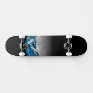 Skateboard Terre Pleine Montrant Des Nuages Simulés Sur L'Ant